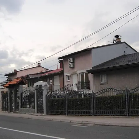 펜션 Spacious Modern House In With Parking. 사라예보