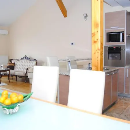 Holiday home Spacious Modern House In With Parking. *