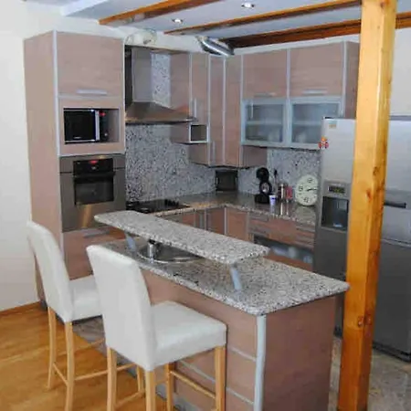Spacious Modern House In With Parking. 펜션
