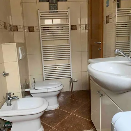 Holiday home Spacious Modern House In With Parking. *